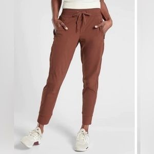 Athleta Trekkie North Jogger Size 4